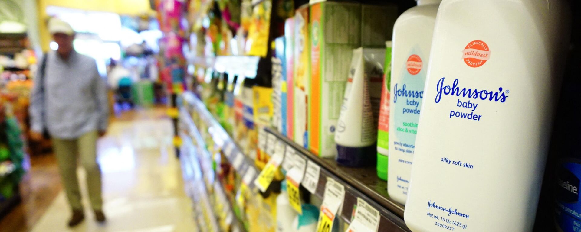Johnson's baby powder remains stocked at a supermarket shelf on August 22, 2017 in Alhambra, California, where a Los Angeles jury on August 21 ordered Johnson & Johnson to pay a record $417 million to a woman in hospital who sued the company - Sputnik Africa, 1920, 19.06.2023