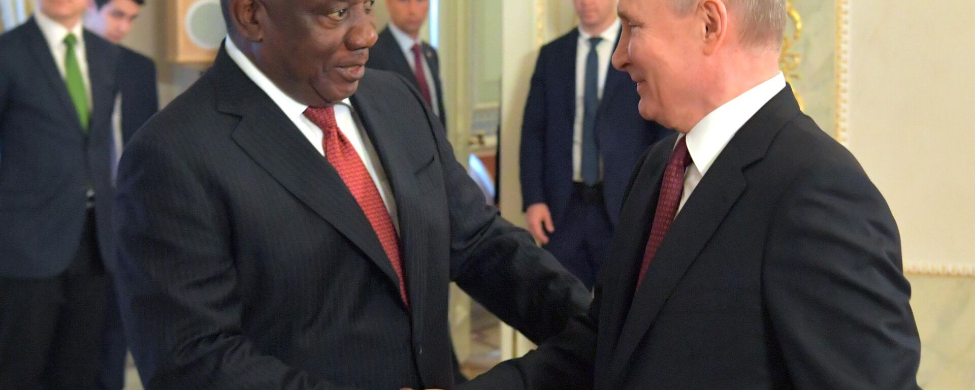 Russian President Vladimir Putin and South African President Cyril Ramaphosa (right) before meeting with leaders of a number of African states who arrived in St. Petersburg to hold talks on possible ways to resolve the situation around Ukraine, June 17, 2023 - Sputnik Africa, 1920, 20.06.2023