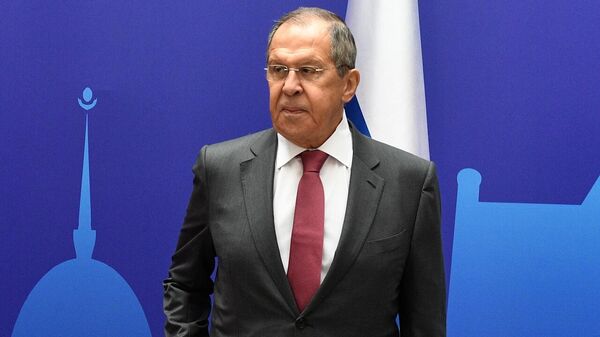 Sergueï Lavrov tient une conférence de presse après la réunion du Conseil des ministres des Affaires étrangères de l'Organisation du traité de sécurité collective (OTSC), à Minsk - Sputnik Afrique