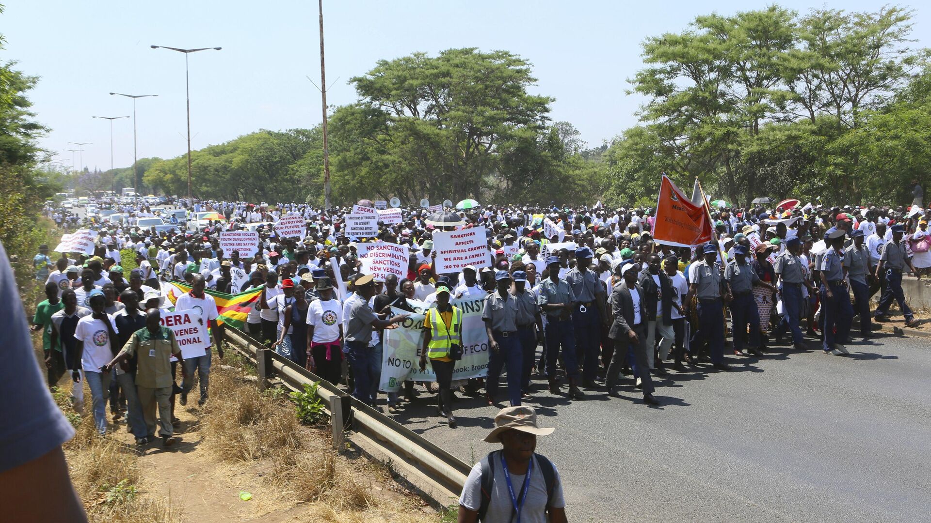 Some hundreds of people marching on the streets of Harare, Friday, Oct, 25, 2019, in protest over US sanctions that the Zimbabwean government blames for the country's worsening economic problems. - Sputnik Africa, 1920, 21.06.2023