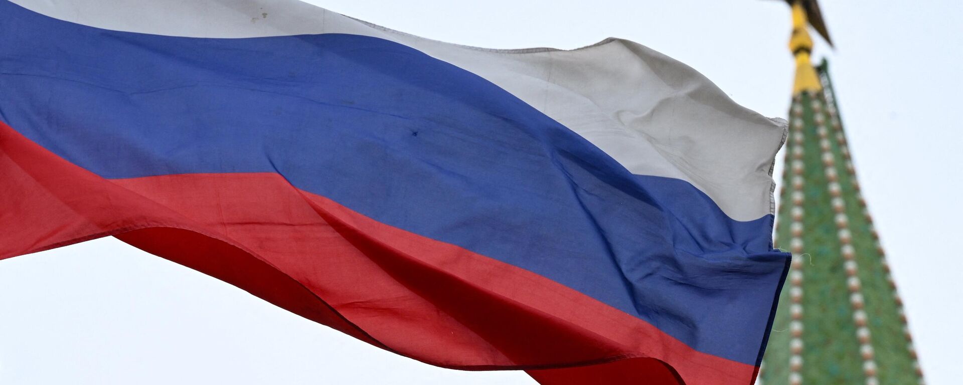 A Russian national tricolor flag flies in the wind next to a ruby star atop one of the Kremlin's towers in central Moscow on May 23, 2023 - Sputnik Africa, 1920, 24.06.2023