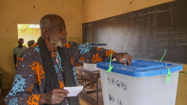 Un électeur malien vote au référendum constitutionnel le 18 juin 2023, Bamako, Mali  - Sputnik Afrique