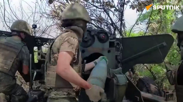 Russian 2S5 Giatsint-S artillery system in combat action during special op - Sputnik Africa