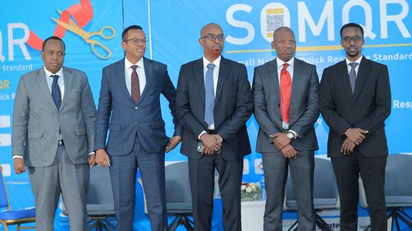 Abdirahman Mohamed Abdullahi, the governor of the Central Bank of Somalia, presided at the ceremonial launch of SOMQR in Mogadishu on June 21 together with the chairman of the SBA and the CEOs of commercial banks - Sputnik Africa