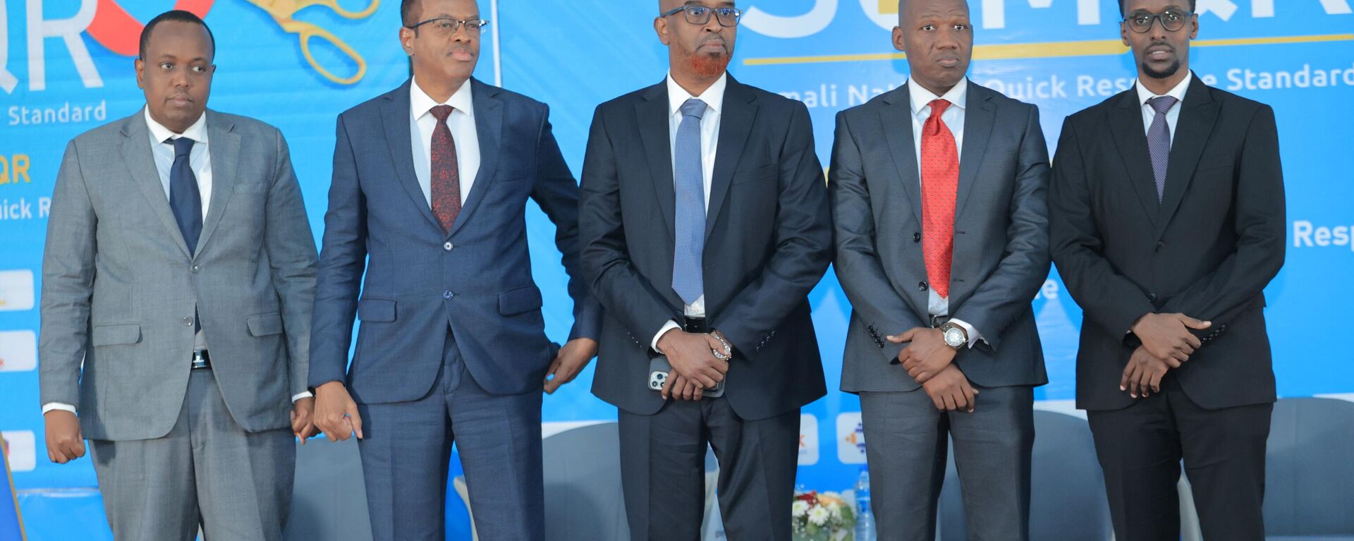 Abdirahman Mohamed Abdullahi, the governor of the Central Bank of Somalia, presided at the ceremonial launch of SOMQR in Mogadishu on June 21 together with the chairman of the SBA and the CEOs of commercial banks - Sputnik Africa, 1920, 22.06.2023