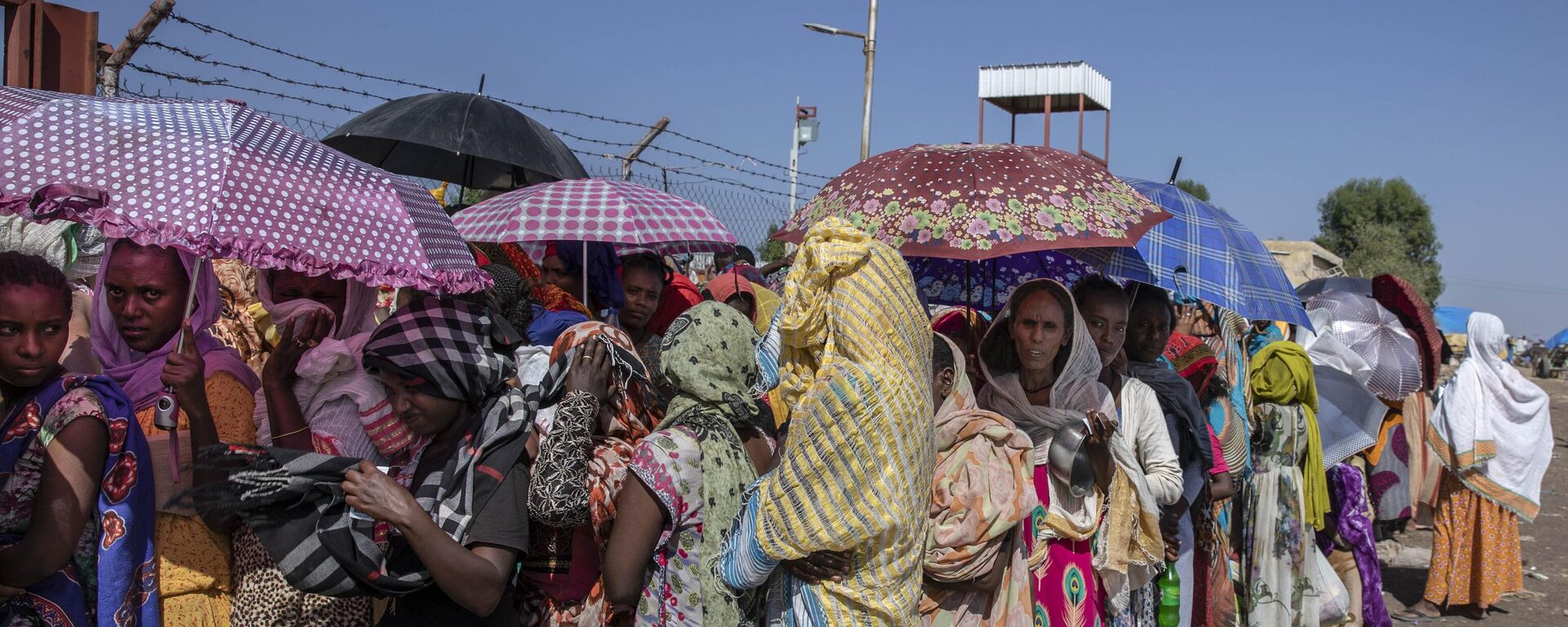 Tigray women who fled the conflict in the Ethiopia's Tigray region, wait for UNHCR to distribute blankets at Hamdayet Transition Center, eastern Sudan, Saturday, Nov. 21, 2020.  - Sputnik Africa, 1920, 23.02.2023