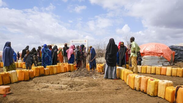 Somalis displaced by drought wait in line to fill jerrycans with water distributed by the Norwegian Refugee Council, on the outskirts of Baidoa, in Somalia, Oct. 29, 2022. - Sputnik Africa