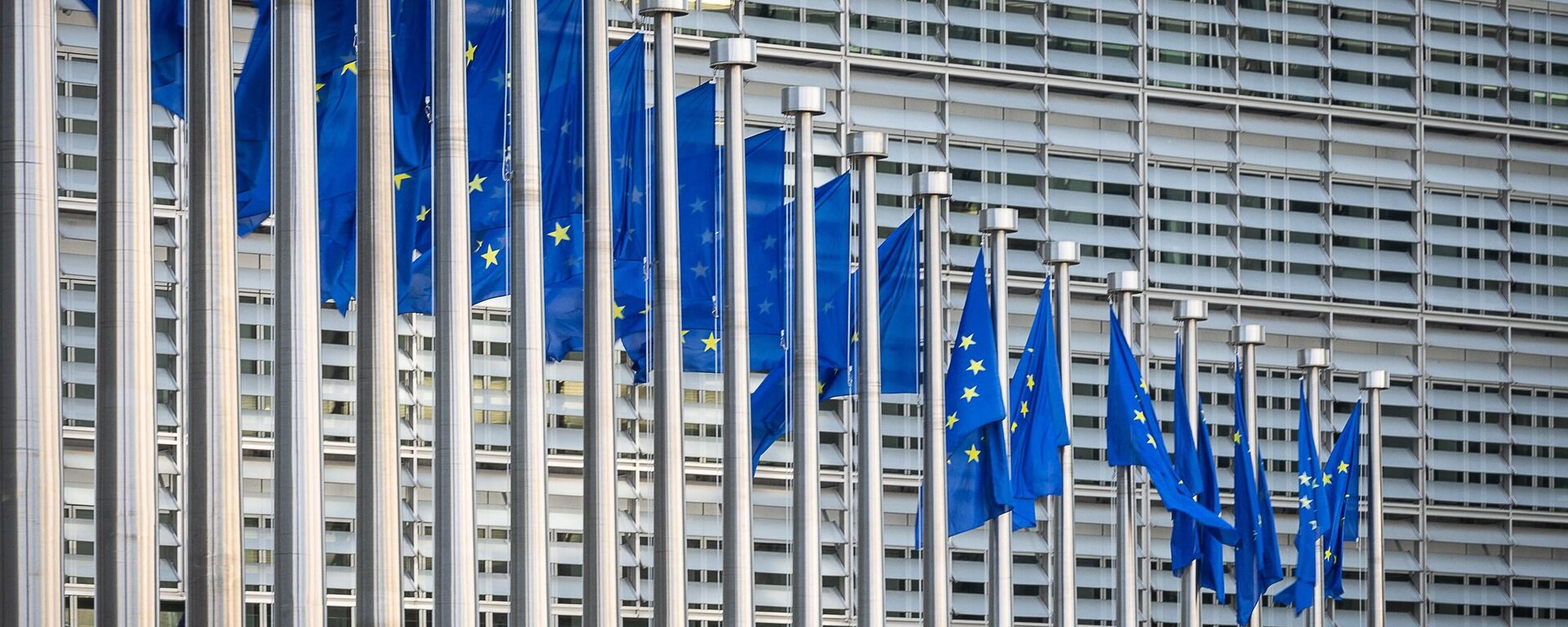 A picture taken in Brussels on April 18, 2023 shows European flags at the Berlaymont building which houses the headquarters of the European Commission, the executive branch of the European Union (EU) - Sputnik Africa, 1920, 23.06.2023