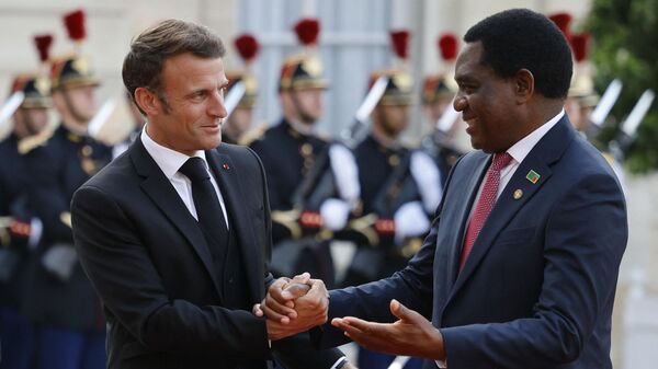 French President Emmanuel Macron (L) shakes hands to greet Zambia's President Hakainde Hichilema upon arrival for an official dinner at the Elysee Palace, on the sidelines of the New Global Financial Pact Summit, in Paris, on June 22, 2023.  - Sputnik Africa