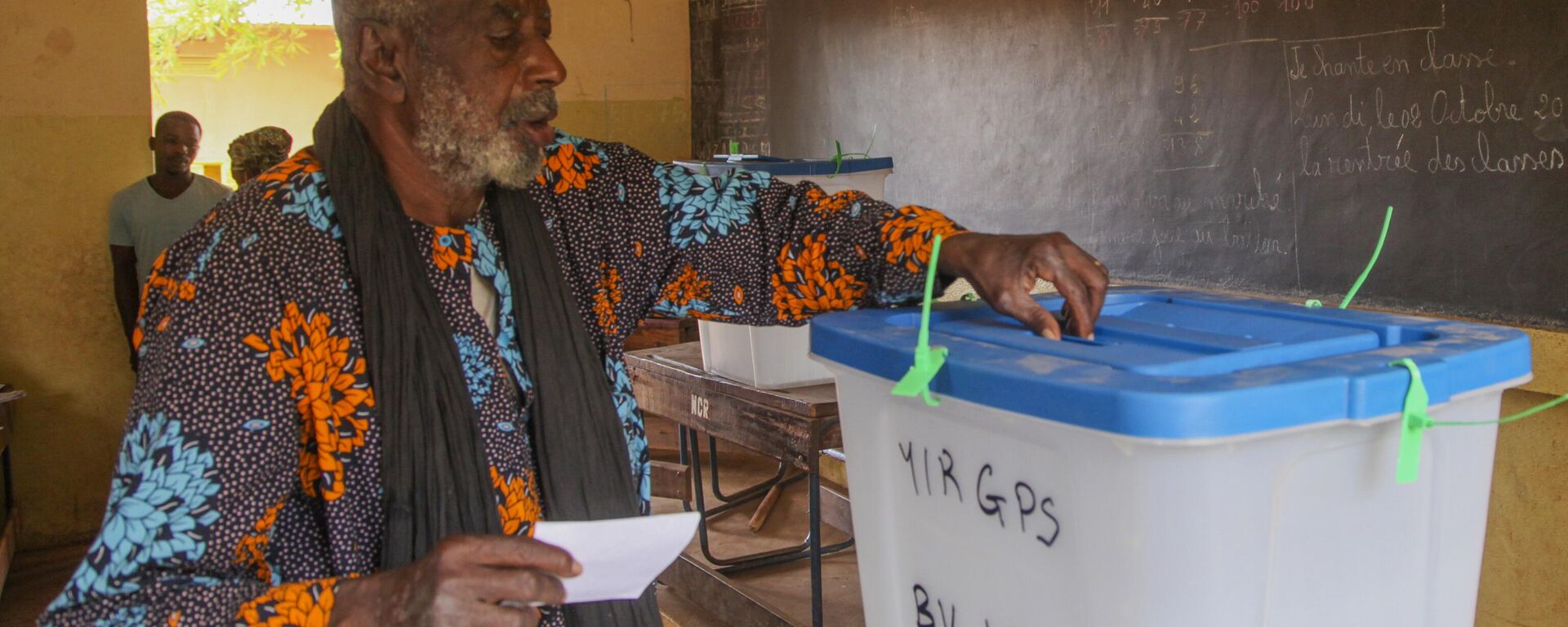 A Malian voter casts his ballot in Bamako, Mali, on a new draft constitution Sunday, June 18, 2023, in a referendum that the country's coup leader says will pave the way toward holding new elections in 2024, but that critics have called a delaying tactic. - Sputnik Africa, 1920, 24.06.2023