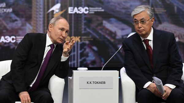  Russian President Vladimir Putin and President of the Republic of Kazakhstan Kassym-Zhomart Tokayev (at the plenary session of the Eurasian Economic Forum in Moscow on May 24, 2023. - Sputnik Africa