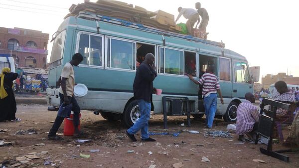 People board a bus preparing to leave Khartoum, Sudan, on Thursday, June 1, 2023. On Wednesday, heavy shelling near a market in a neighborhood in the south of the Sudanese capital of Khartoum killed at least 17 civilians, the Sudan Doctor's Syndicate said.  - Sputnik Africa