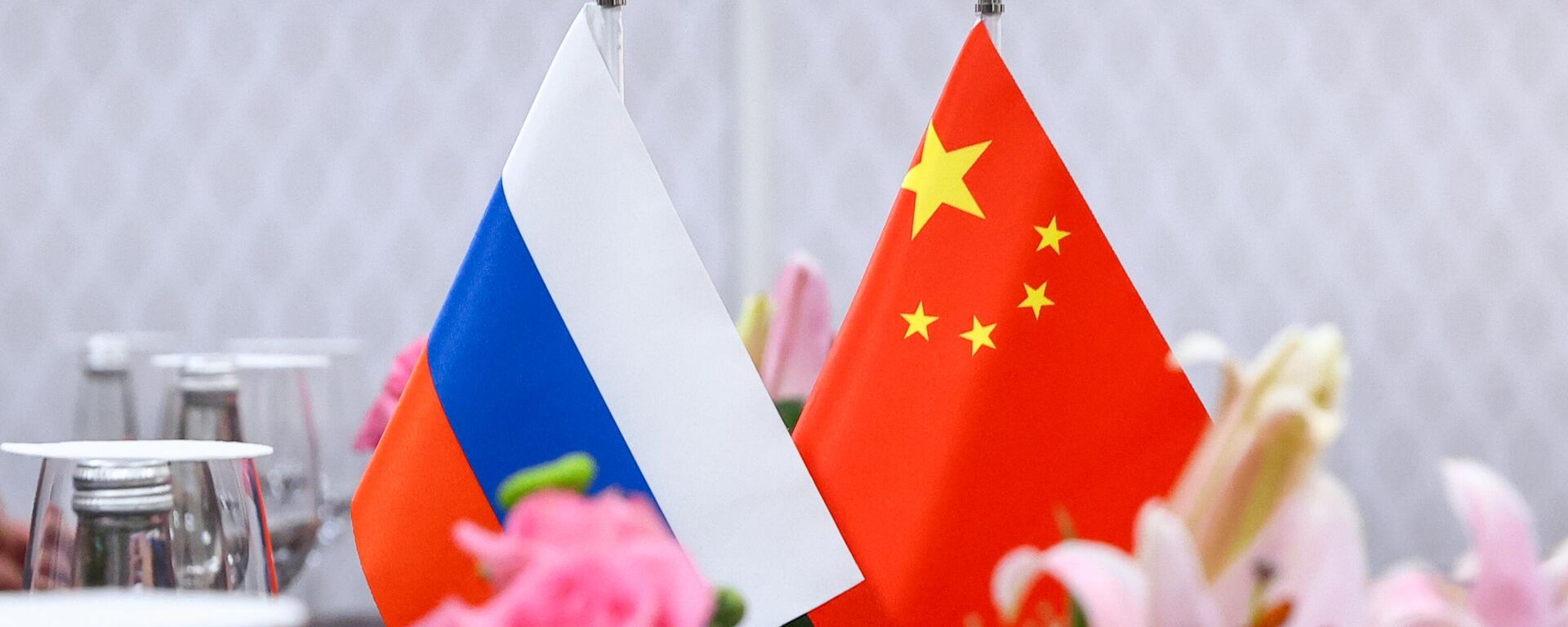 Russian and Chinese flags at the meeting between Russian Foreign Minister Sergey Lavrov and Chinese Foreign Minister Qin Gang on the sidelines of the G20 foreign ministers meeting at the Cultural Center of the Presidential Palace in New Delhi. - Sputnik Africa, 1920, 25.06.2023