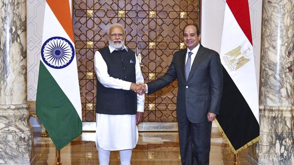 Egyptian President Abdel-Fattah el-Sissi, right, shakes hands with India Prime Minister Narendra Modi in Cairo, Egypt, Sunday, June 25, 2023. - Sputnik Africa