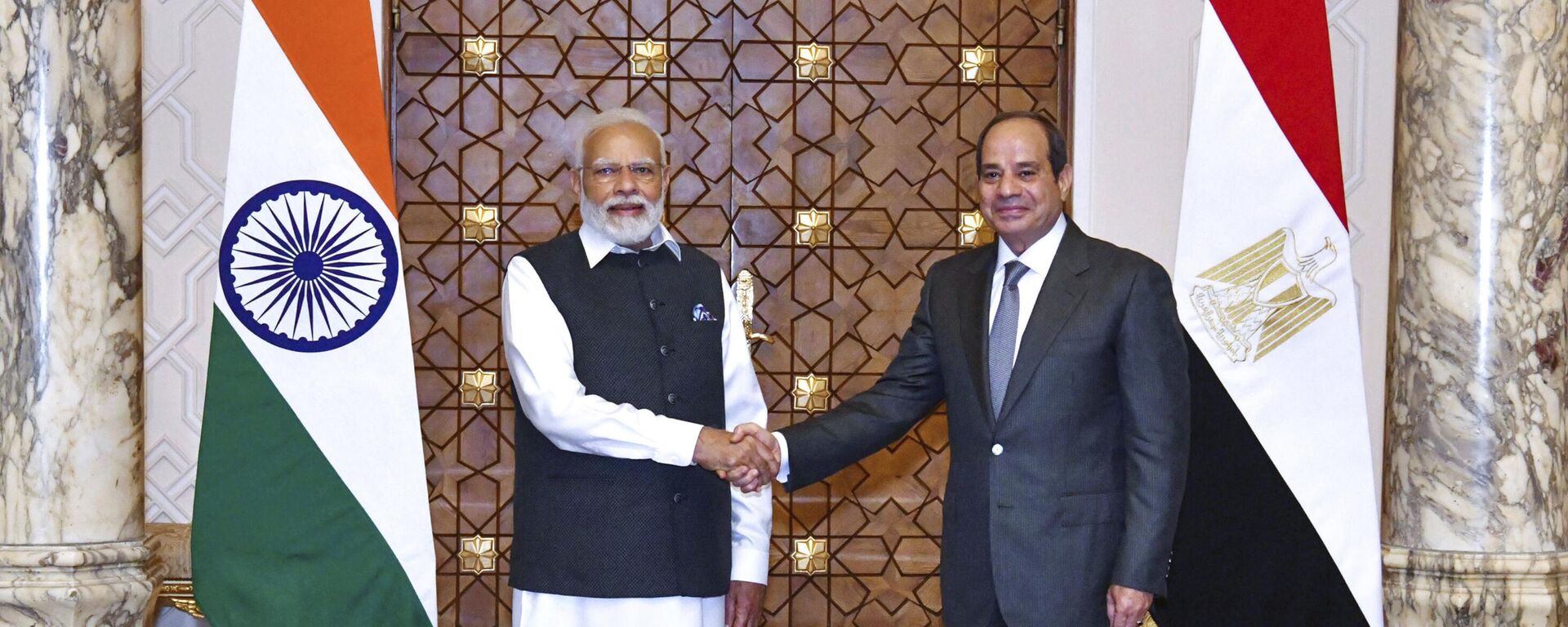 Egyptian President Abdel-Fattah el-Sissi, right, shakes hands with India Prime Minister Narendra Modi in Cairo, Egypt, Sunday, June 25, 2023. - Sputnik Africa, 1920, 26.06.2023