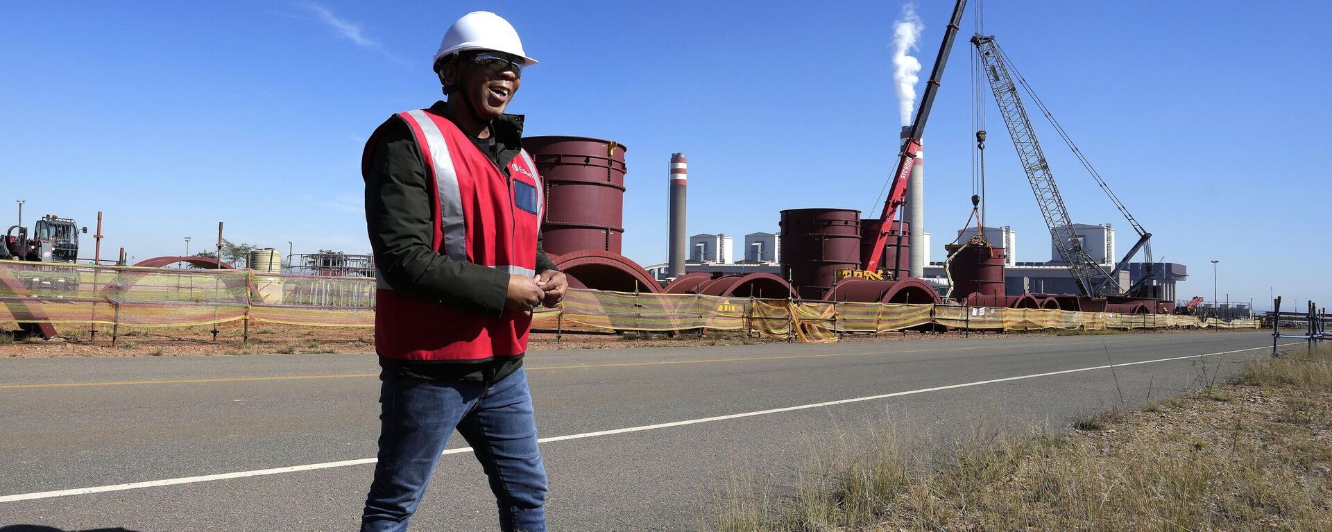 South Africa's Minister in the Presidency responsible for Electricity, Kgosientsho Ramokgopa, looks on during his visit to the Kusile coal-fired power plant near Emalahleni, South Africa, Monday, May 22, 2023, to assess progress made the ongoing construction project currently taking place at the power station. - Sputnik Africa, 1920, 26.06.2023