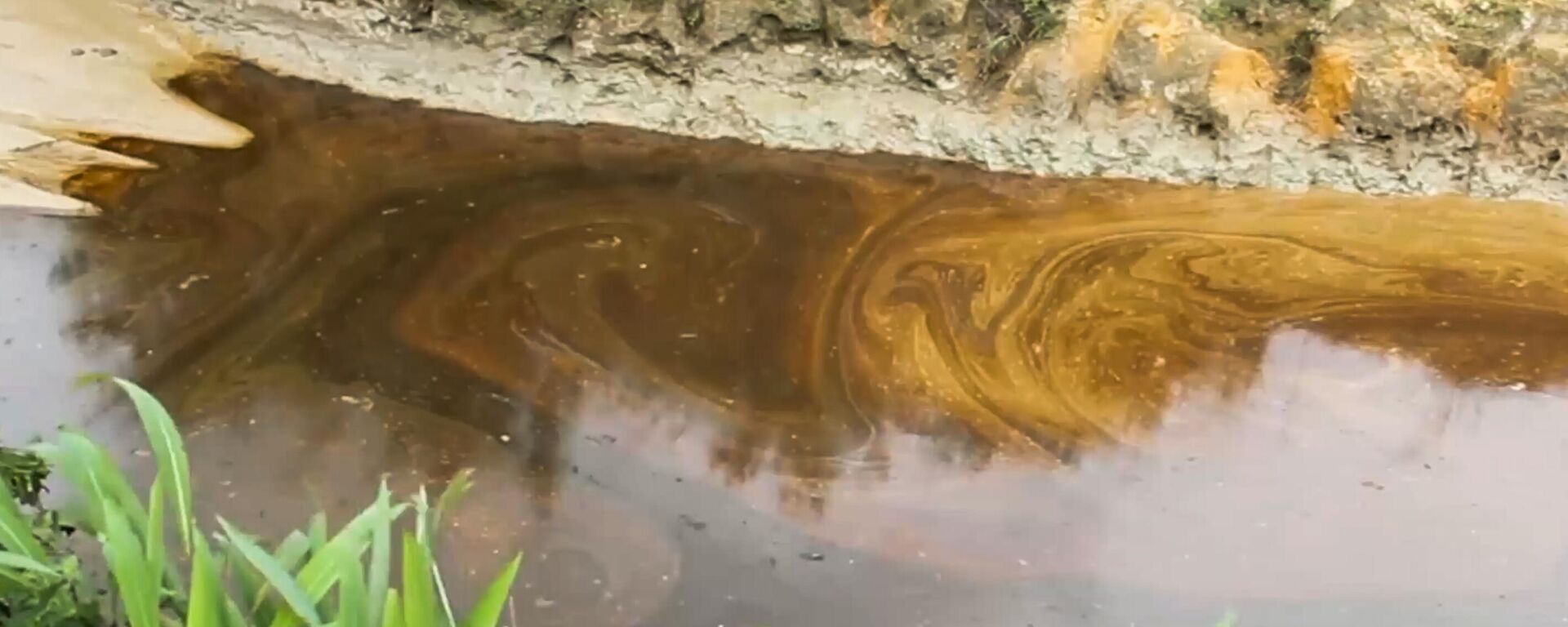 Oil from a spill pollutes the Okuku river in Ogoniland, Nigeria - Sputnik Africa, 1920, 26.06.2023