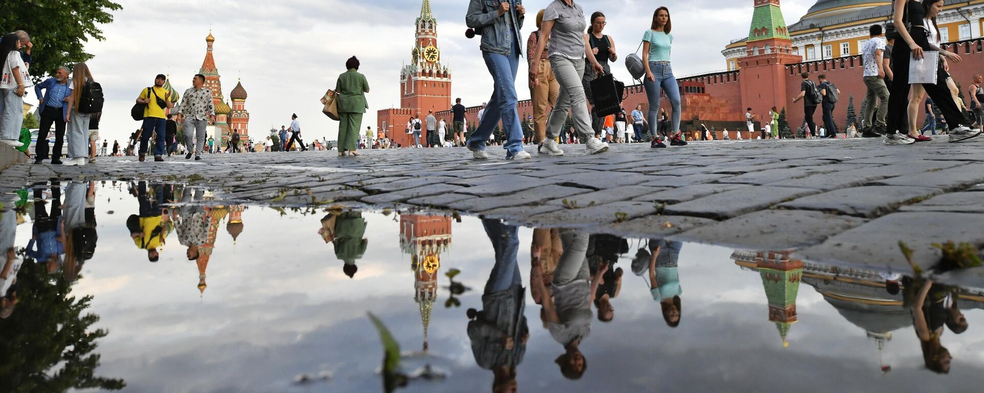 People walk on Red Square in Moscow - Sputnik Africa, 1920, 26.06.2023