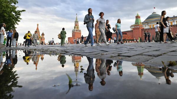 People walk on Red Square in Moscow - Sputnik Africa