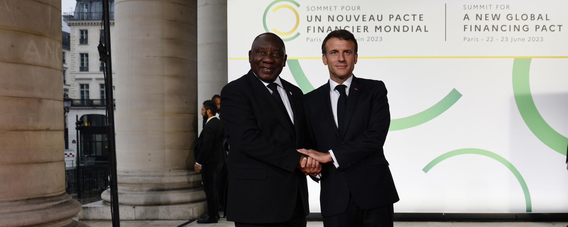 French President Emmanuel Macron, right, and South Africa's President Matamela Cyril Ramaphosa shake hands at the start of the New Global Financial summit in Paris Thursday, June 22, 2023.  - Sputnik Africa, 1920, 26.06.2023