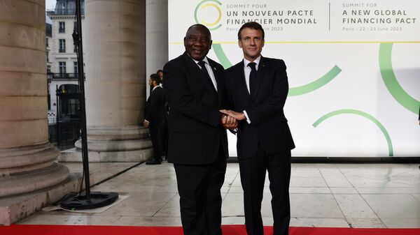 French President Emmanuel Macron, right, and South Africa's President Matamela Cyril Ramaphosa shake hands at the start of the New Global Financial summit in Paris Thursday, June 22, 2023.  - Sputnik Africa