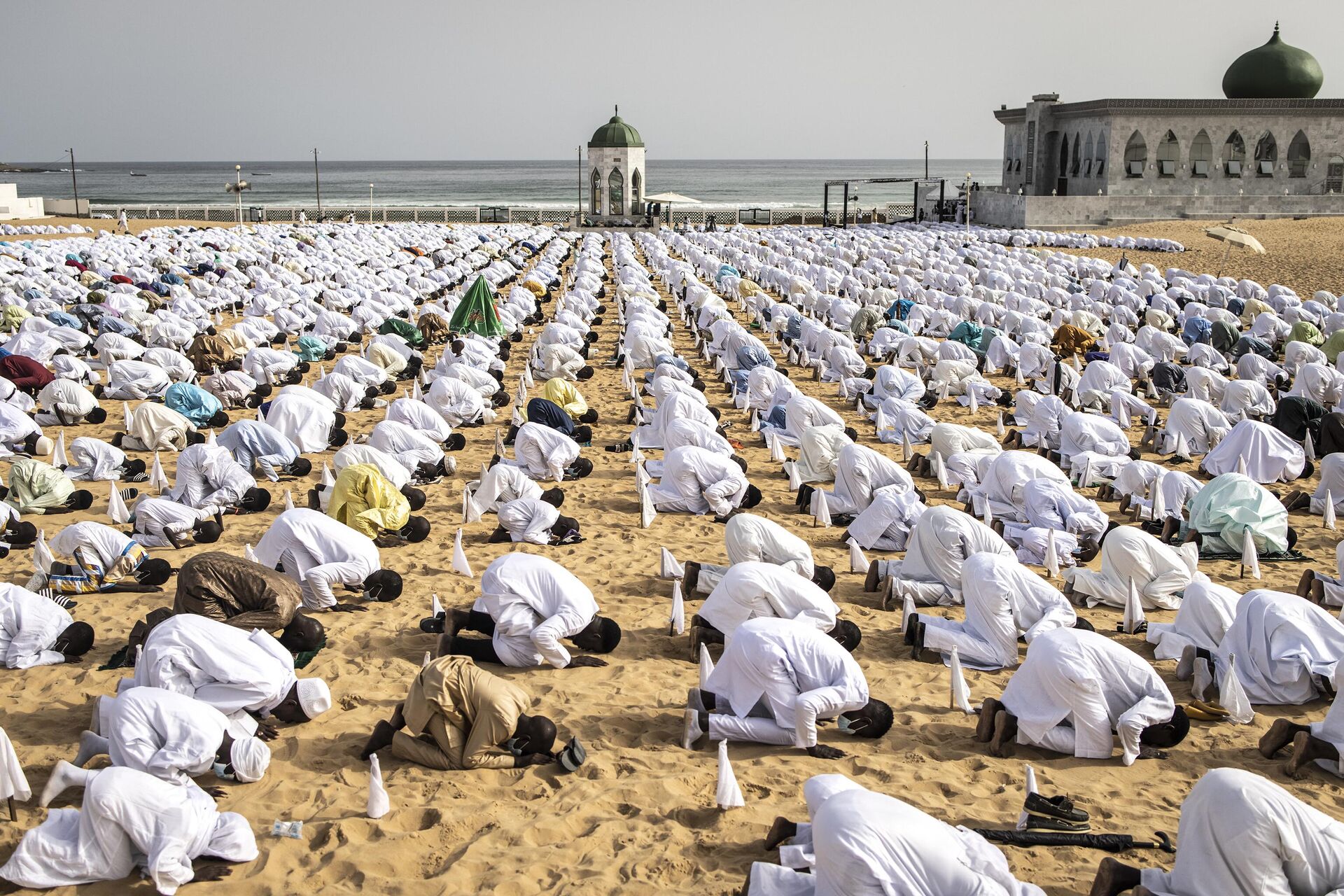 Followers of the Senegalese Layene community perform a prayer during Tabaski (Eid al-Adha) celebrations in popular neighbourhood of Yoff in Dakar on July 21, 2021.  - Sputnik Africa, 1920, 27.06.2023