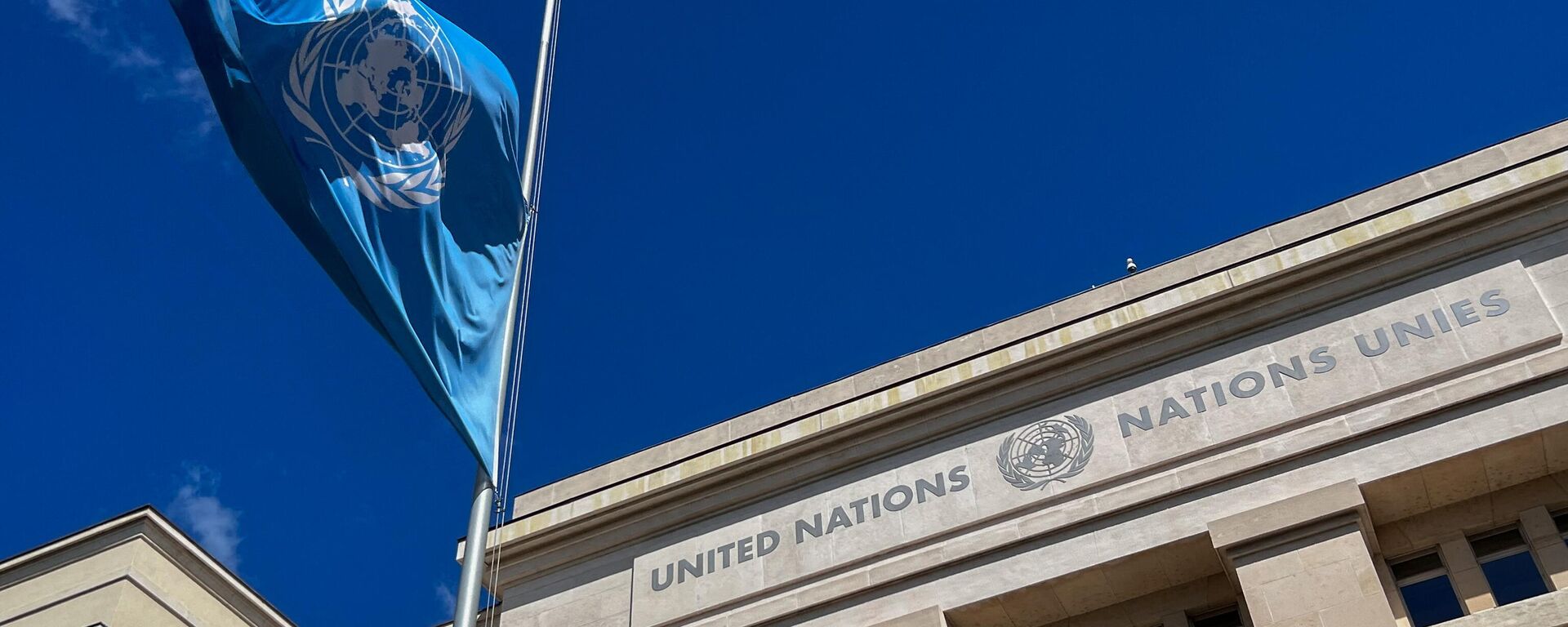 A United Nations flag flies at half-mast to mark the death of Queen Elizabeth II at the UN offices in Geneva on September 9, 2022 - Sputnik Africa, 1920, 28.06.2023