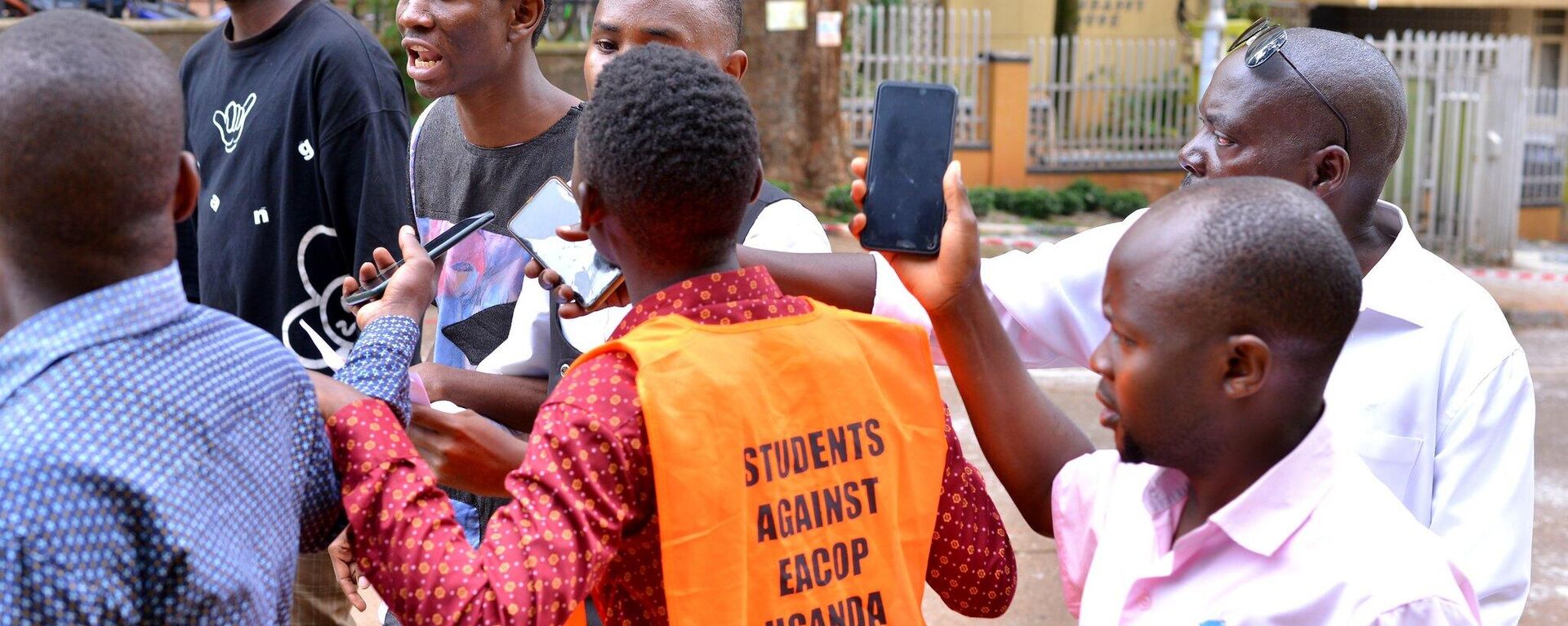 Climate activists marched to the parliament of Uganda to deliver the petition. - Sputnik Africa, 1920, 28.06.2023