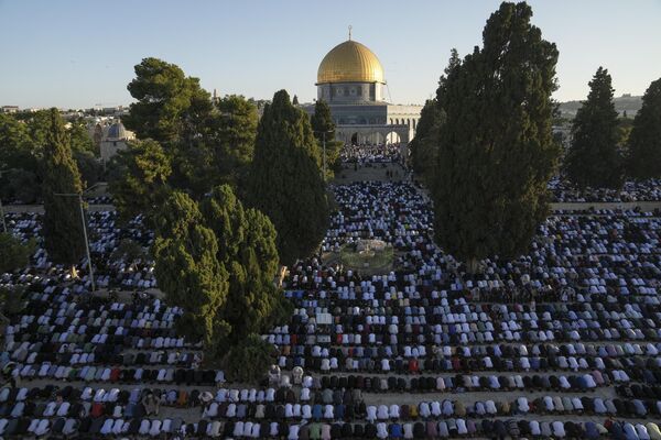 Muslim worshipers offer Eid al-Adha prayers next to the Dome of the Rock shrine at the Al Aqsa Mosque compound in Jerusalem&#x27;s Old City. - Sputnik Africa