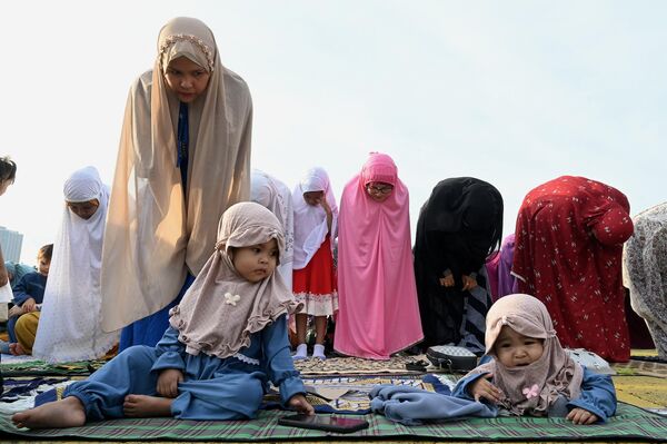 Muslims take part in a morning prayer celebrating the feast of Eid al-Adha at the Quirino Grandstand in Manila. - Sputnik Africa