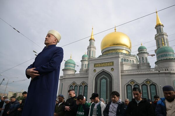Imam of the Moscow Cathedral Mosque Marat-Hazrat Arshabayev during prayer at the Moscow Cathedral Mosque on the occasion of the Eid al-Adha holiday. - Sputnik Africa