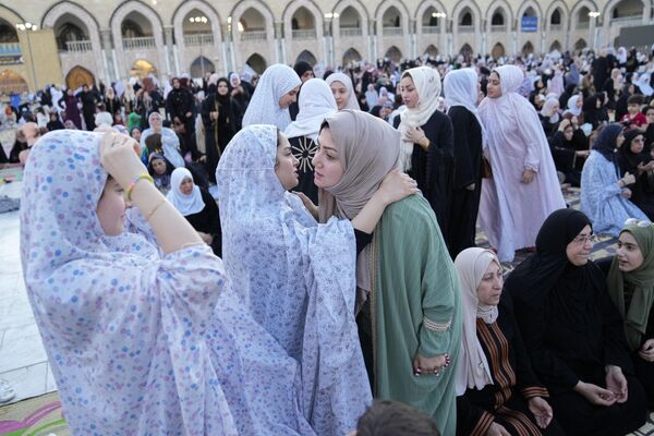 Muslims greet each other after prayers on the first day of Eid al-Adha holiday at the Sunni shrine of Abdul-Qadir al-Gailani in Baghdad, Iraq. - Sputnik Africa