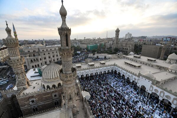 Muslim worshippers gather to perform the morning prayers for Eid al-Adha at the historic Azhar mosque in the centre of Egypt&#x27;s Cairo. - Sputnik Africa