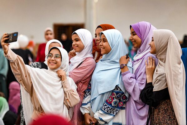 Muslim women worshippers pose for a &quot;selfie&quot; photo on a phone after the morning prayers for Eid al-Adha at the historic Azhar mosque in the center of Cairo, Egypt. - Sputnik Africa