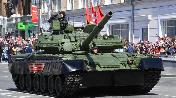 Un char T-80BV détruit des positions ukrainiennes camouflées - vidéo