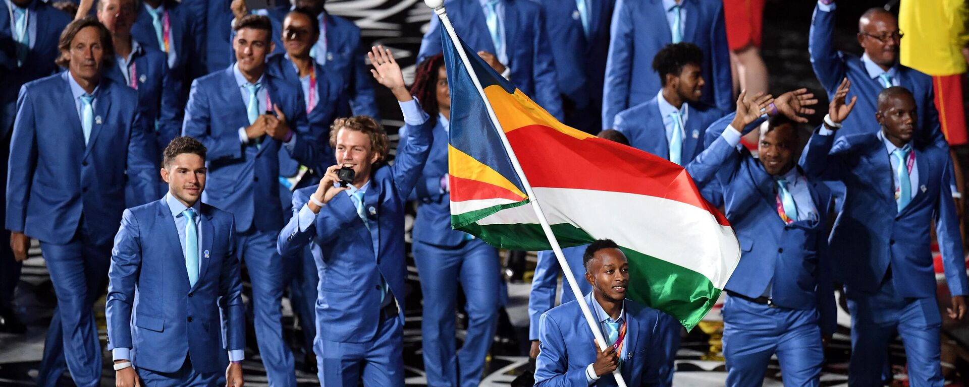 Seychelles' flagbearer Dylan Silobo leads the delegation during the opening ceremony of the 2018 Gold Coast Commonwealth Games at the Carrara Stadium on the Gold Coast on April 4, 2018. - Sputnik Africa, 1920, 29.06.2023