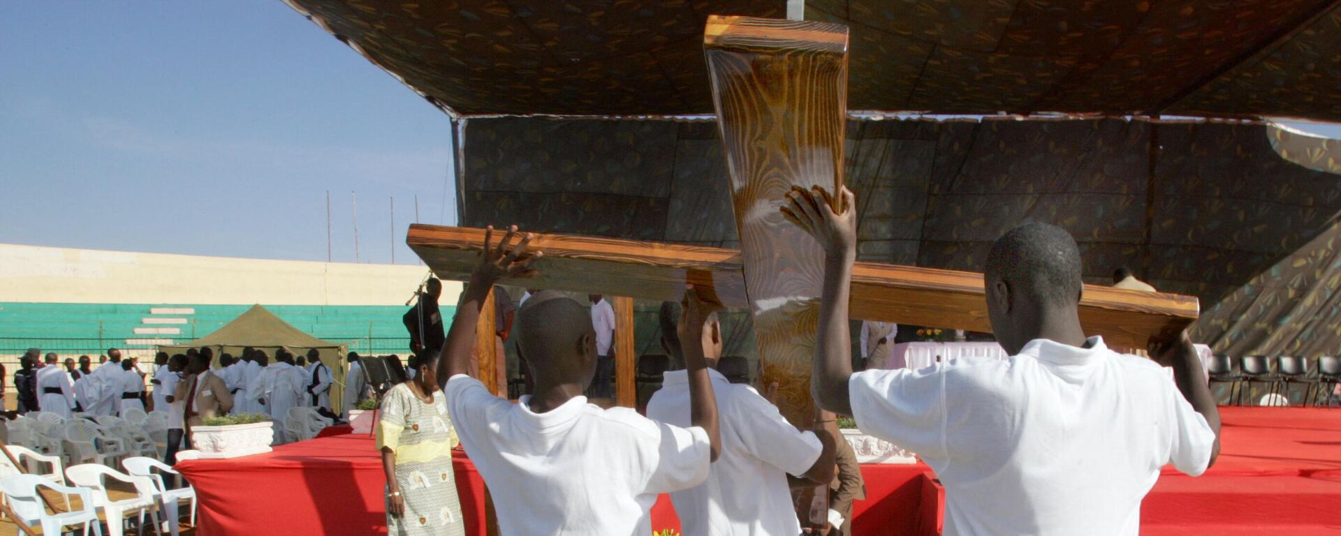 Worshippers erect a large croiss in the Demba Diop stadium in Dakar 02 December 2007, where Mgr Thйodore Adrien Sarr, recently created cardinal , celebrated his first mass as cardinal.  - Sputnik Africa, 1920, 29.06.2023