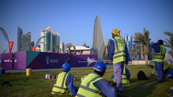 Workers take a break on the Corniche in Doha on November 15, 2022, ahead of the Qatar 2022 World Cup football tournament. - Sputnik Africa