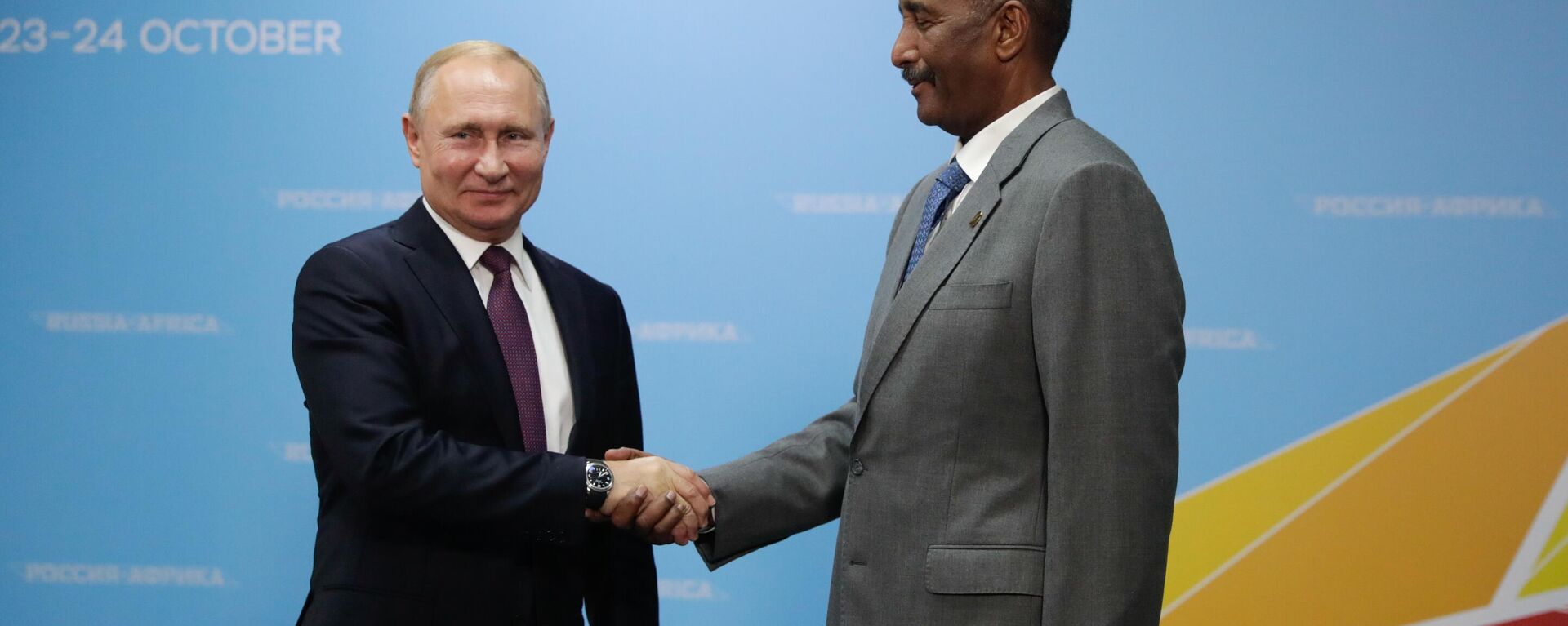 Russian President Vladimir Putin and Chairman of the Sovereignty Council of Sudan Abdel Fattah al-Burhan shake hands at the 2019 Russia-Africa Summit and Economic Forum in Sochi, Russia - Sputnik Africa, 1920, 20.11.2024