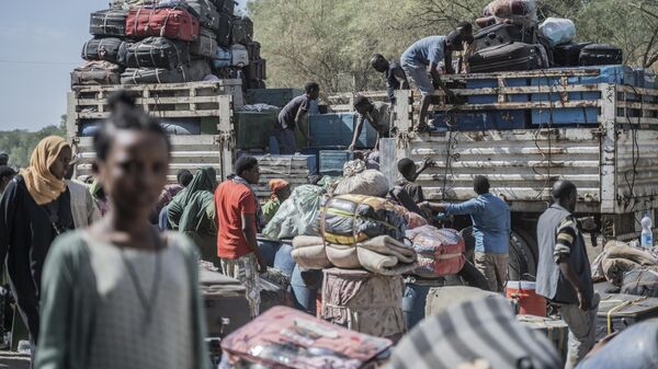 Workers load luggage onto a vehicle that belongs to refugees from Sudan who entered Ethiopia in Metema, on May 5, 2023.  - Sputnik Africa