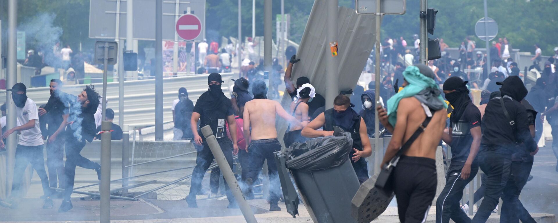 Protesters clash with police during a commemoration march for a teenage driver shot dead by a policeman, in the Parisian suburb of Nanterre, on June 29, 2023.  - Sputnik Africa, 1920, 30.06.2023