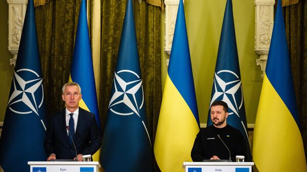 NATO head Jens Stoltenberg (L) and Ukrainian President Volodymyr Zelensky give a joint press conference in Kyiv, on April 20, 2023. - Sputnik Africa