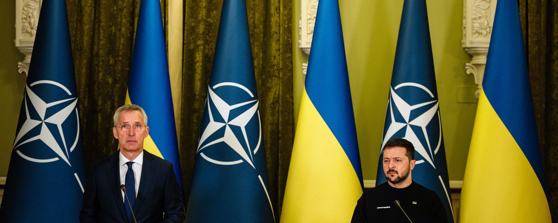 NATO head Jens Stoltenberg (L) and Ukrainian President Volodymyr Zelensky give a joint press conference in Kyiv, on April 20, 2023. - Sputnik Africa, 1920, 30.06.2023