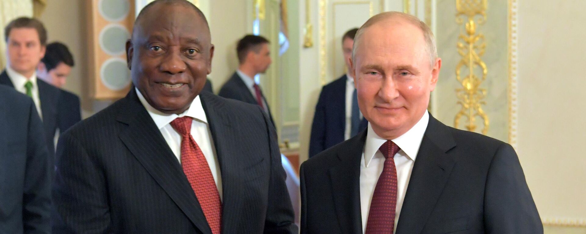 Russian President Vladimir Putin and South African President Cyril Ramaphosa before a meeting with the leaders of a number of African states who arrived in St. Petersburg to negotiate possible ways to resolve the situation in Ukraine on June 17, 2023.  - Sputnik Africa, 1920, 15.06.2024