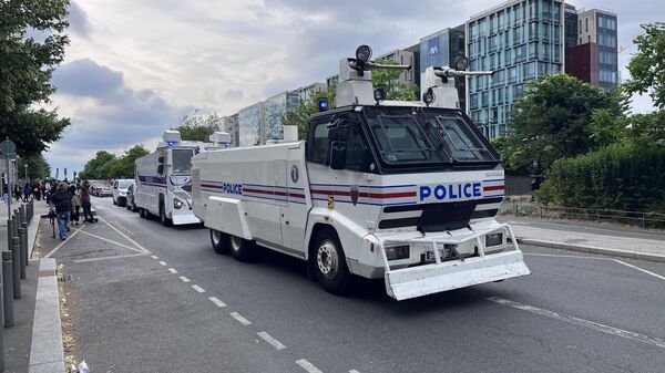Des véhicules anti-émeute de la police sont vus dans une rue lors de manifestations après la mort de Nahel, un adolescent de 17 ans tué par un policier français lors d'un contrôle routier, à Nanterre, en banlieue parisienne, en France. - Sputnik Afrique