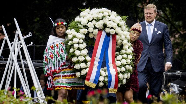 Dutch King Willem-Alexander lays a wreath at the slavery monument after apologising for the royal house's role in slavery and asked forgiveness in a speech greeted by cheers and whoops at an event to commemorate the anniversary of the country abolishing slavery in Amsterdam, Netherlands, Saturday, July 1, 2023. - Sputnik Afrique