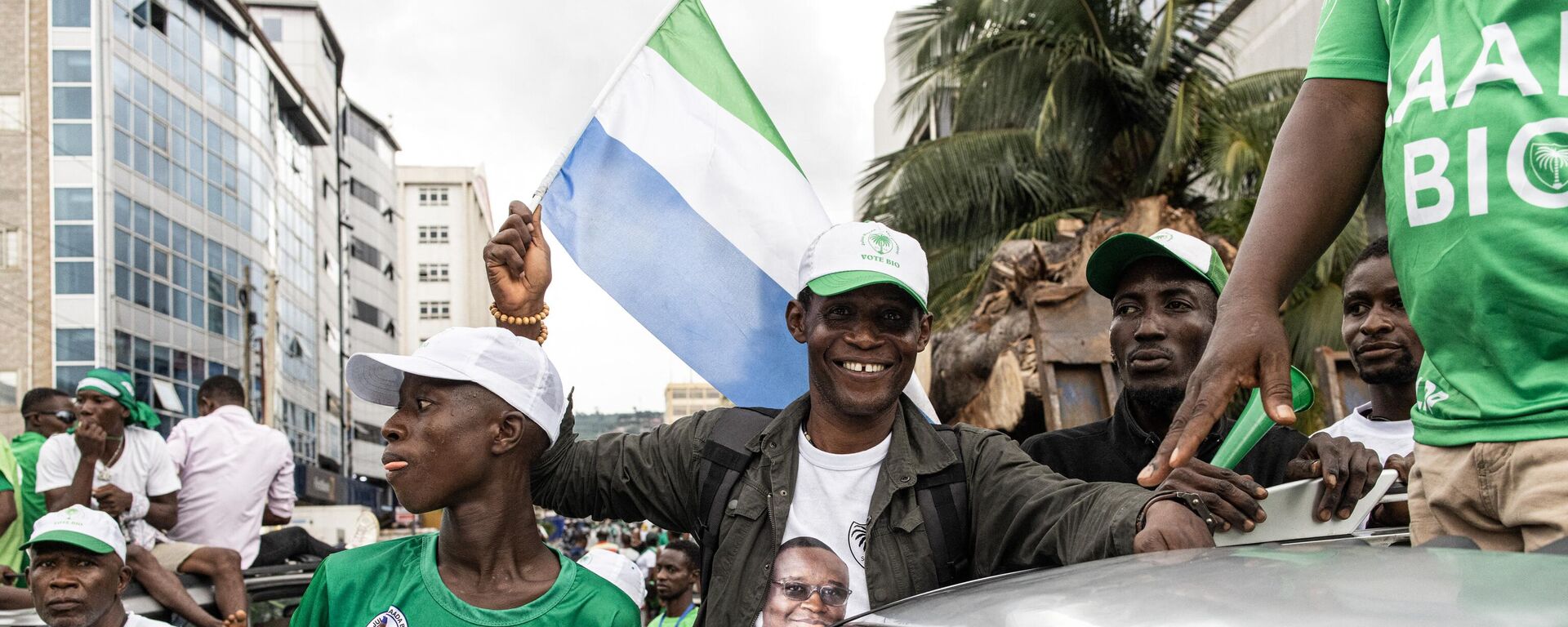 Supporters of the President of Sierra Leone and leader of Sierra Leone People’s party (SLPP), Julius Maada Bio, celebrate on the streets following his re-election, in Freetown, on June 27, 2023. - Sputnik Africa, 1920, 02.07.2023