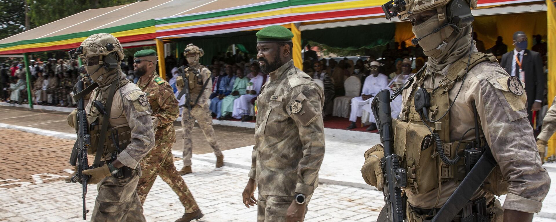 Leader of Mali's ruling junta Lt. Col. Assimi Goita, center, attends an independence day military parade in Bamako, Mali on Sept. 22, 2022. - Sputnik Africa, 1920, 02.07.2023