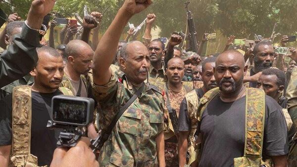In this photo released by the Sudanese Army on Tuesday, May 30, 2023, Gen. Abdel-Fattah Burhan visits the troops in Khartoum, Sudan.  - Sputnik Africa