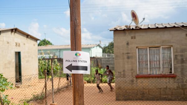 un bureau de vote au Zimbabwe - Sputnik Afrique